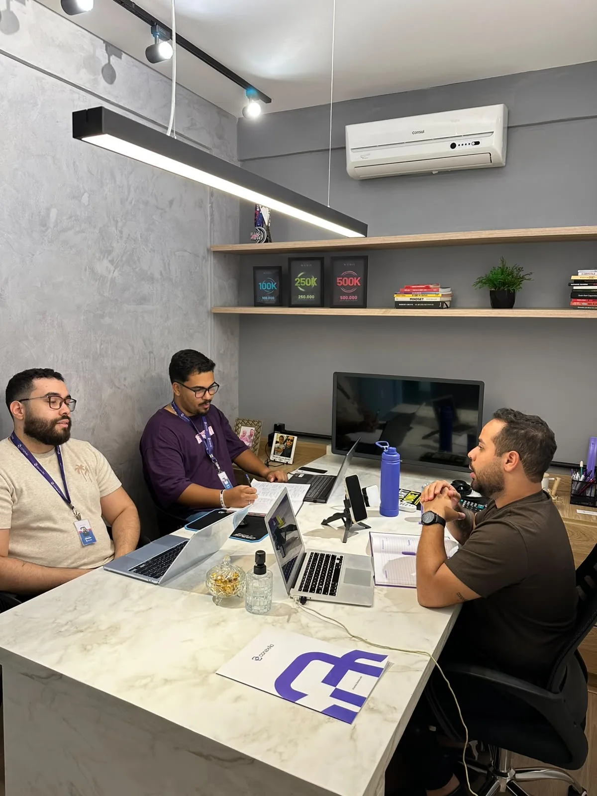 Reunião de alinhamento da equipe NEX na sala da Conexão