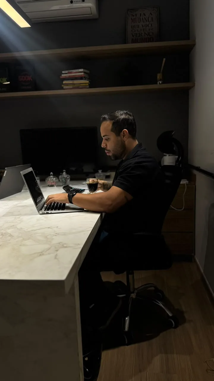 Profissional da Conexão trabalhando no notebook