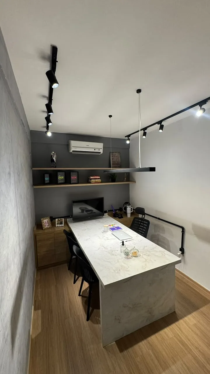 Sala de suporte da Conexão, com mesa de mármore e monitor